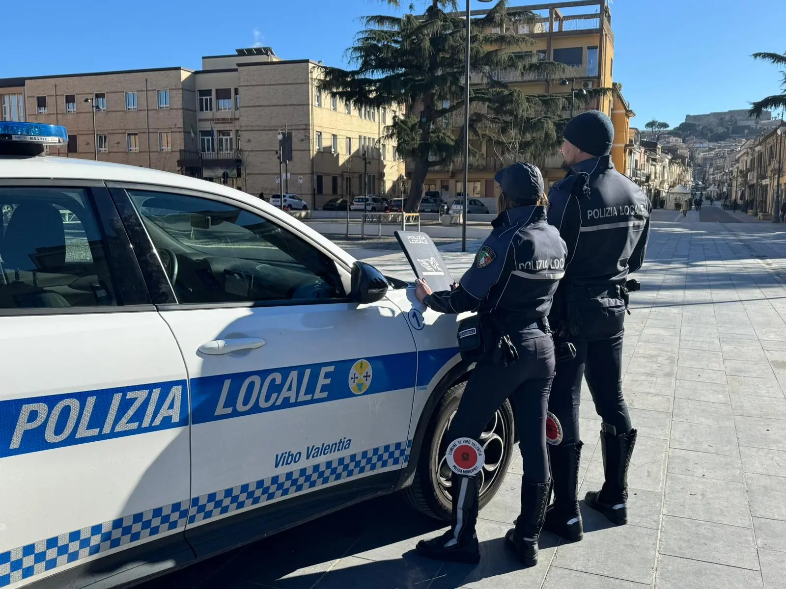 Cibi scaduti e gravi irregolarità igienico-sanitarie: chiuso un kebab a Vibo Valentia\n