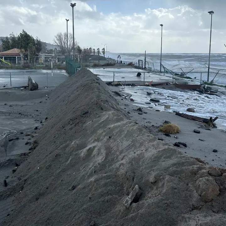 Nocera Terinese, il mare avanza e distrugge tutto: promesse, allarmi e l’attesa delle barriere\n