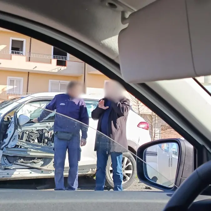 Incidente sulla statale 18 vicino al Vibo Center, scontro tra auto e camion: interviene l’ambulanza\n