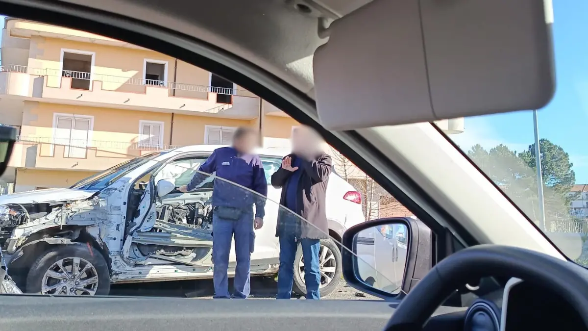 <p>L'auto incidentata</p>\\n