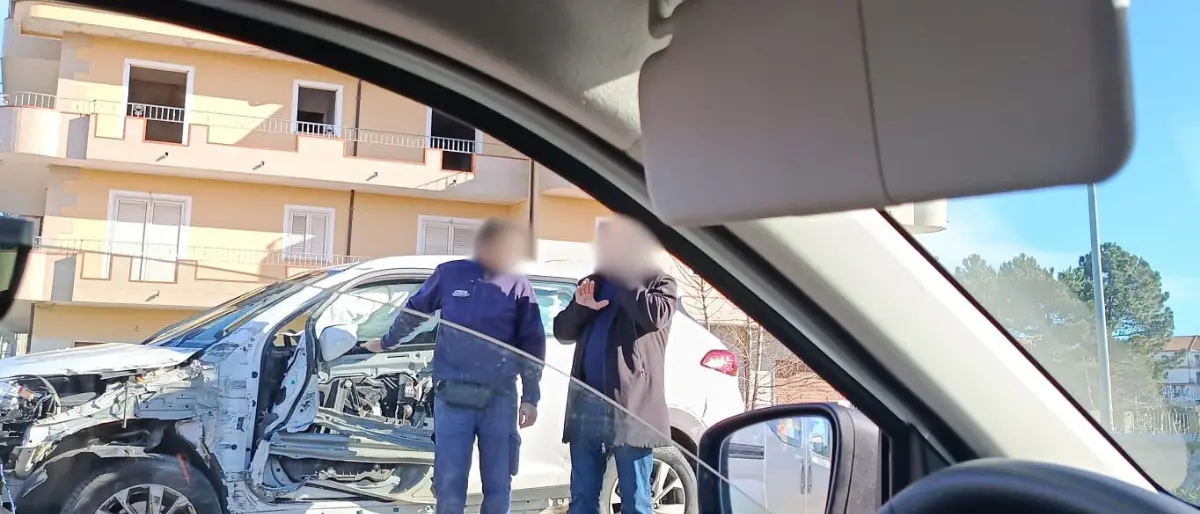 Incidente sulla statale 18 vicino al Vibo Center, scontro tra auto e camion: interviene l’ambulanza\n