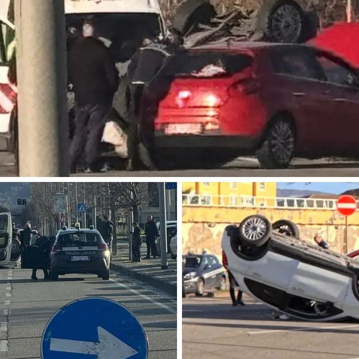 Incidente a Cosenza, due auto si scontrano e una si ribalta: tre feriti\n