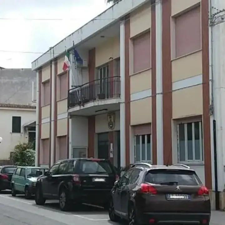 Parghelia, l’opposizione: «Non c’è controllo del territorio». E spunta un presunto abuso edilizio che coinvolge la maggioranza\n