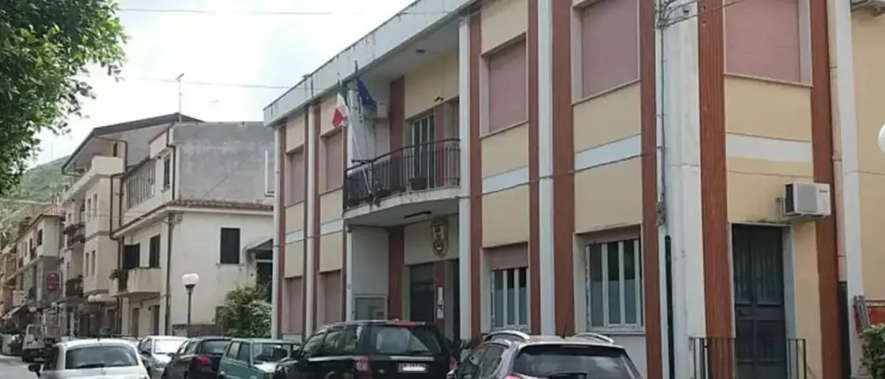 Parghelia, l’opposizione: «Non c’è controllo del territorio». E spunta un presunto abuso edilizio che coinvolge la maggioranza\n