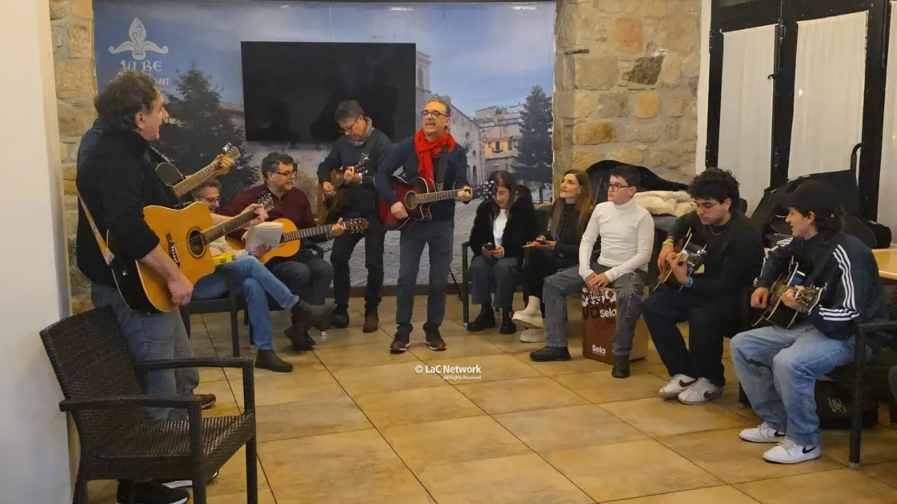 Un momento della Cantata Anarchica per Faber a San Giovanni in Fiore