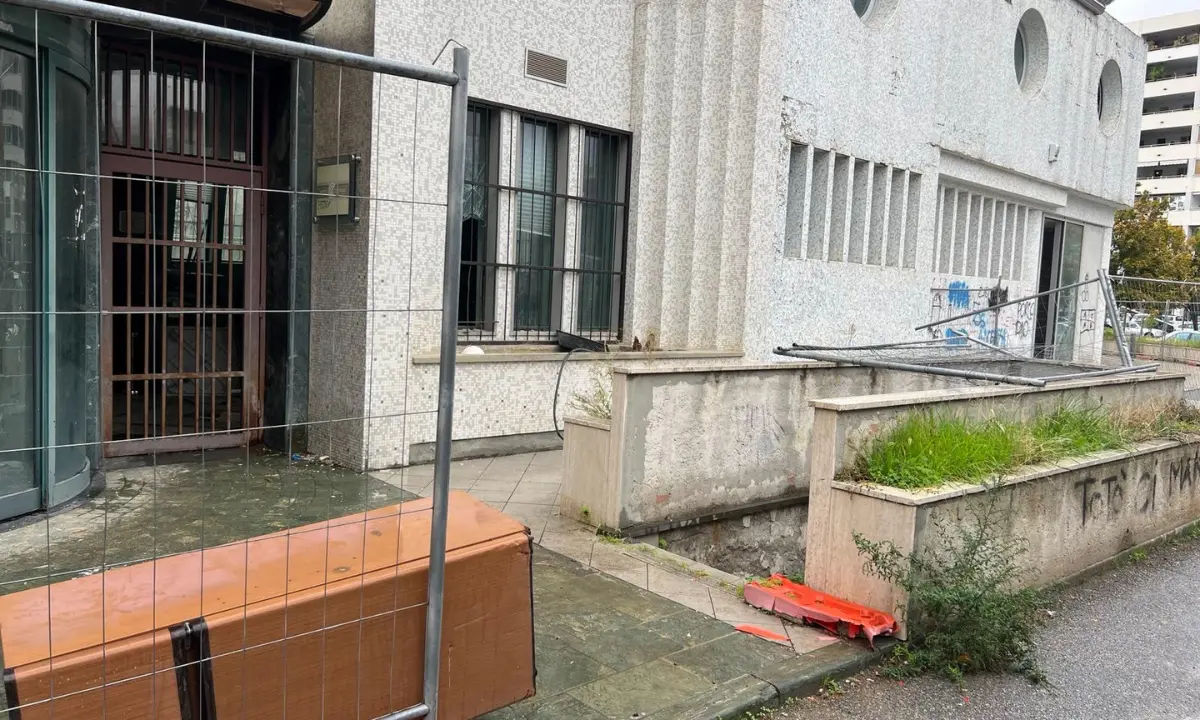 Hotel Centrale un anno dopo: a Cosenza ancora degrado a due passi dal centro\n