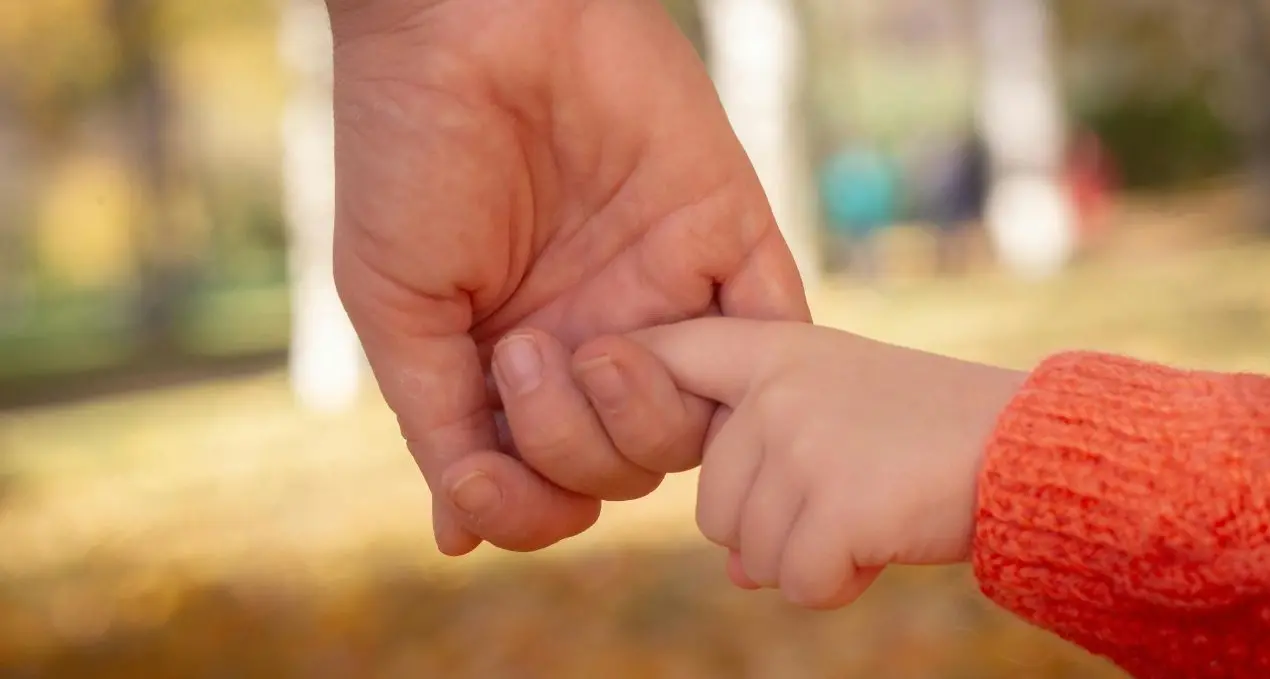 Supporto alle adozioni internazionali, rinnovata la convenzione tra Regione Calabria e Servizio pubblico Srai\n