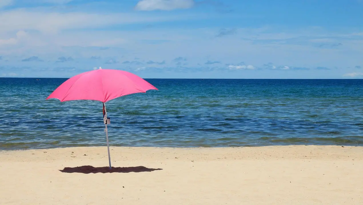 Calabria record di presenze… ma solo per tre settimane: la politica applaude, il turismo vero resta al palo\n