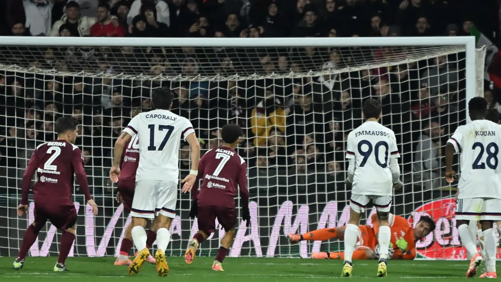 Il rigore parato da Vettorel al giocatore della Salernitana, Franco Ferrari