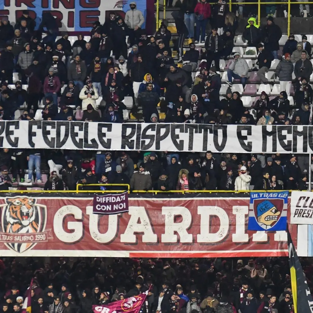 Salernitana-Cosenza, lo striscione per Padre Fedele che va oltre la rivalità\n