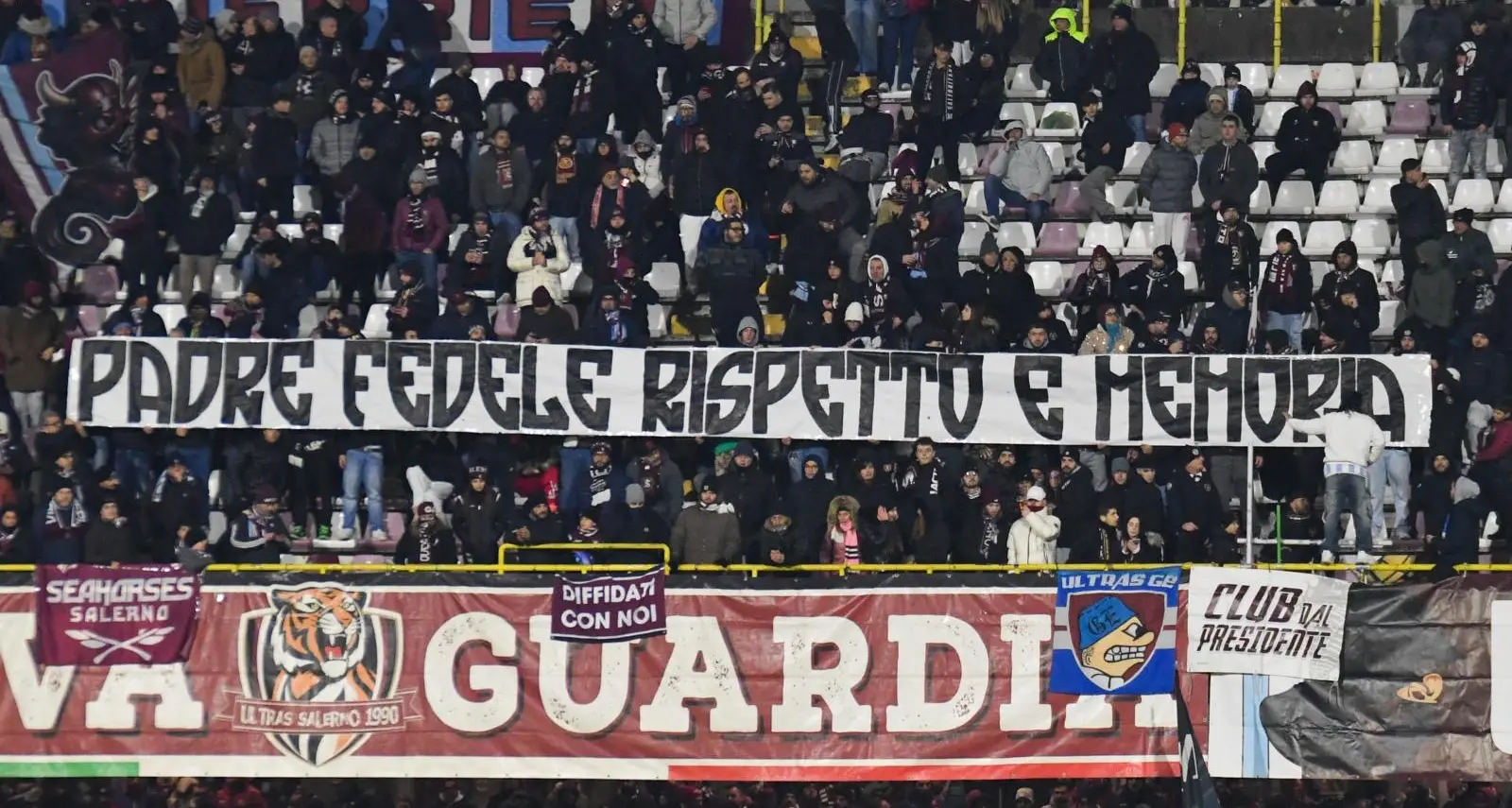 Salernitana-Cosenza, lo striscione per Padre Fedele che va oltre la rivalità\n