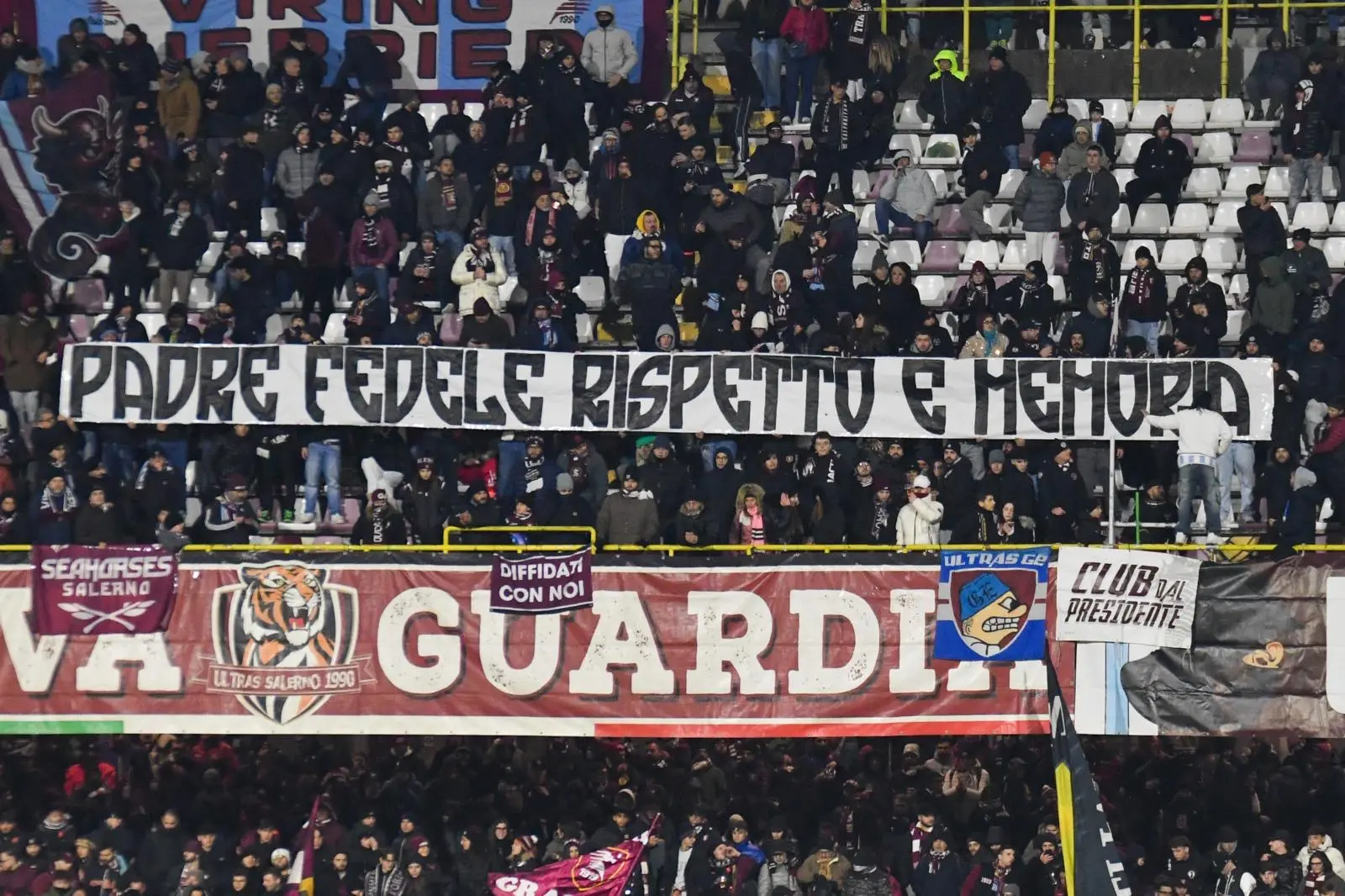 Salernitana-Cosenza, lo striscione per Padre Fedele che va oltre la rivalità\n