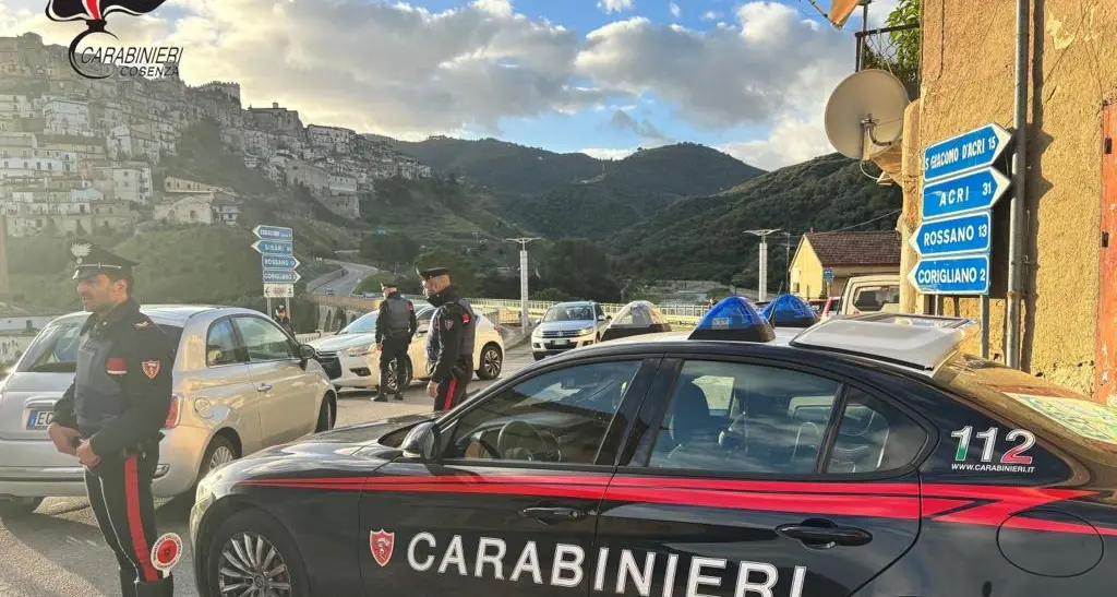 Castrovillari, insegue la moglie con un coltello e minaccia di incendiarle l’auto: arrestato\n