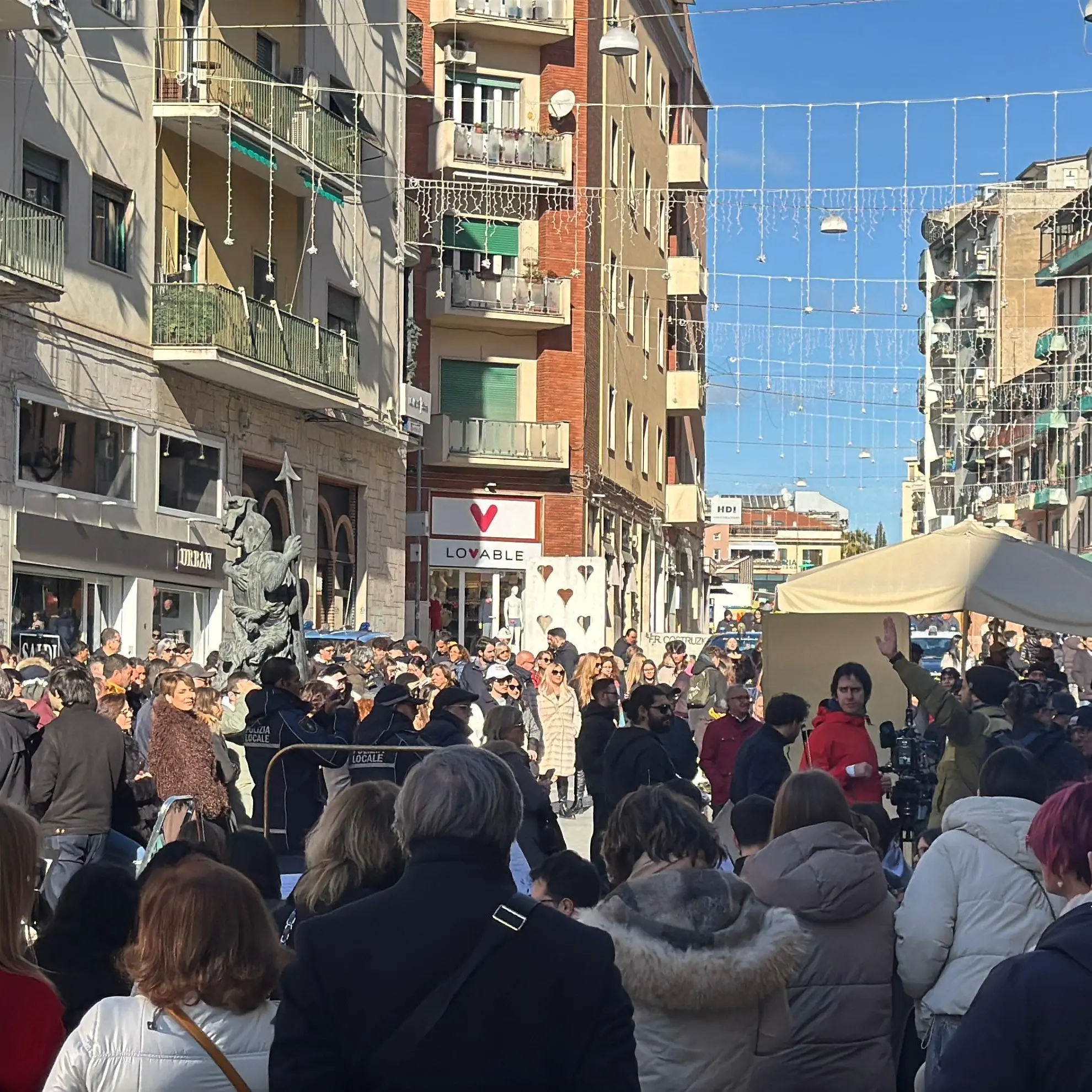 “Tutti Cantano Sanremo” si prende Corso Mazzini e incanta Cosenza | VIDEO\n