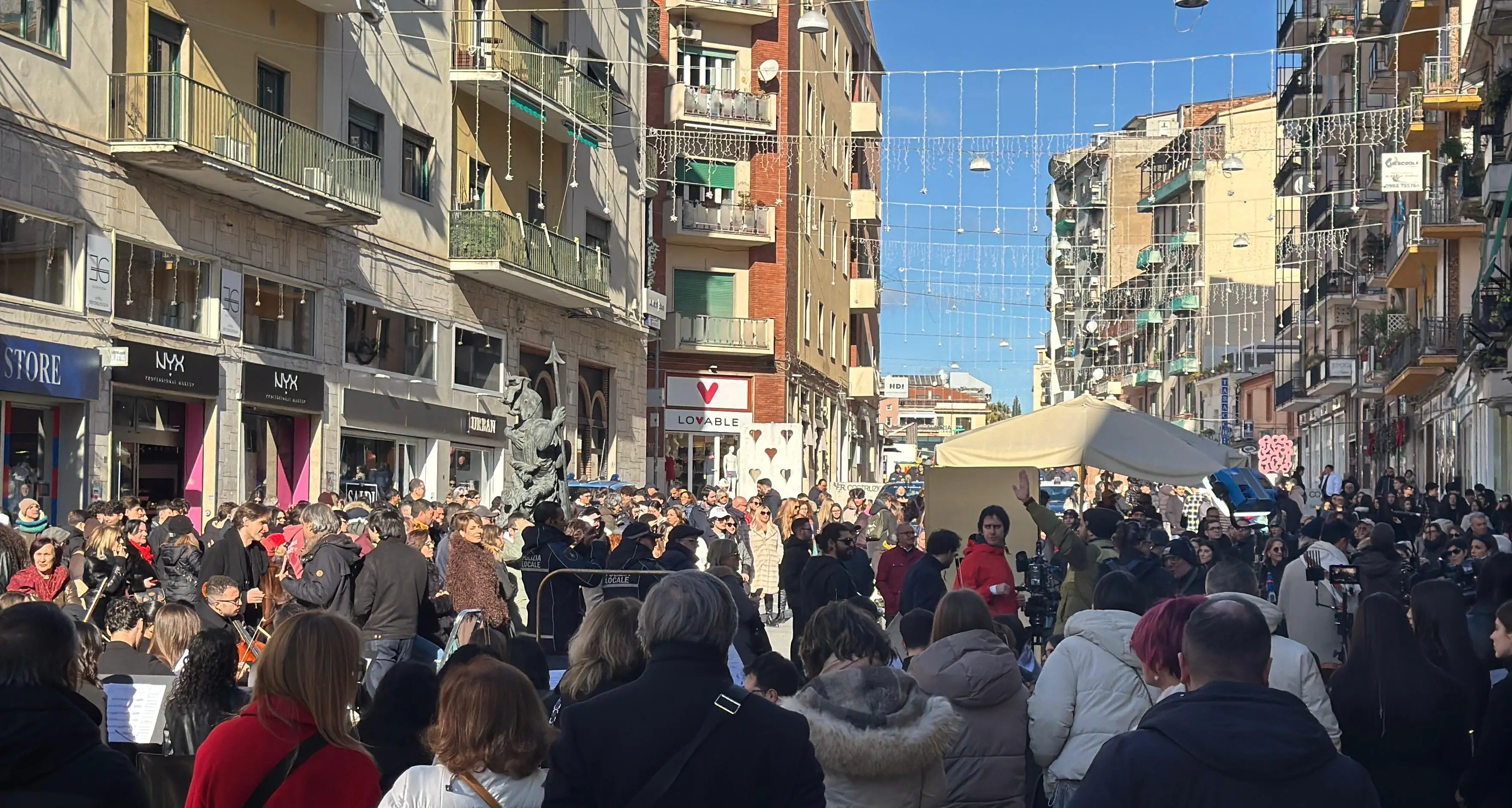 “Tutti Cantano Sanremo” si prende Corso Mazzini e incanta Cosenza | VIDEO\n