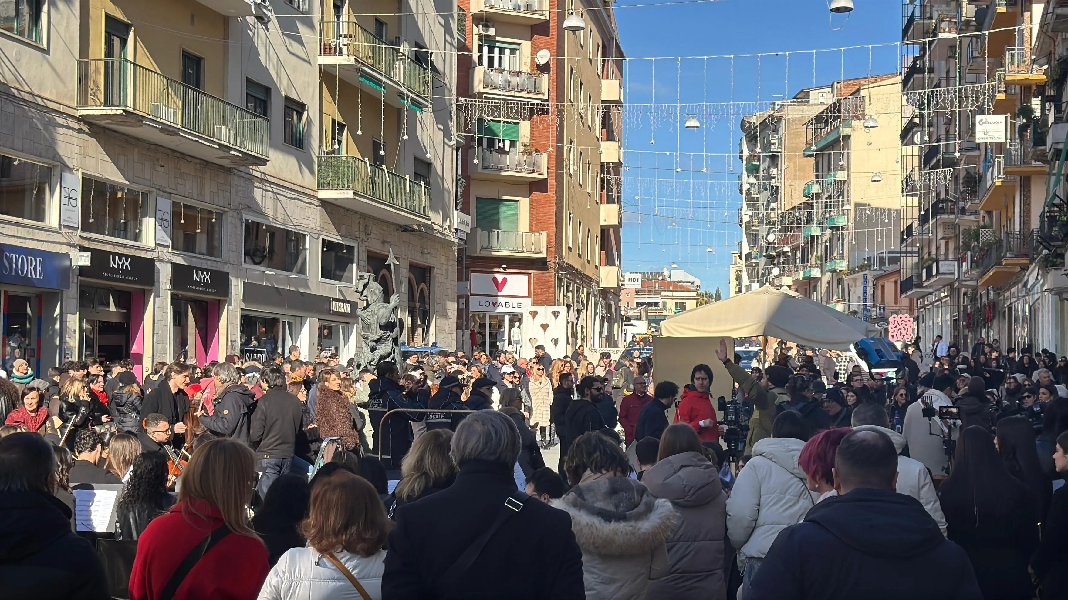 “Tutti Cantano Sanremo” si prende Corso Mazzini e incanta Cosenza | VIDEO\n
