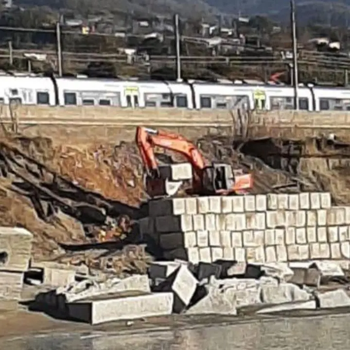 Erosione costiera, sul Tirreno cosentino il mare minaccia la ferrovia. E c’è chi vorrebbe far passare da qui l’alta velocità\n