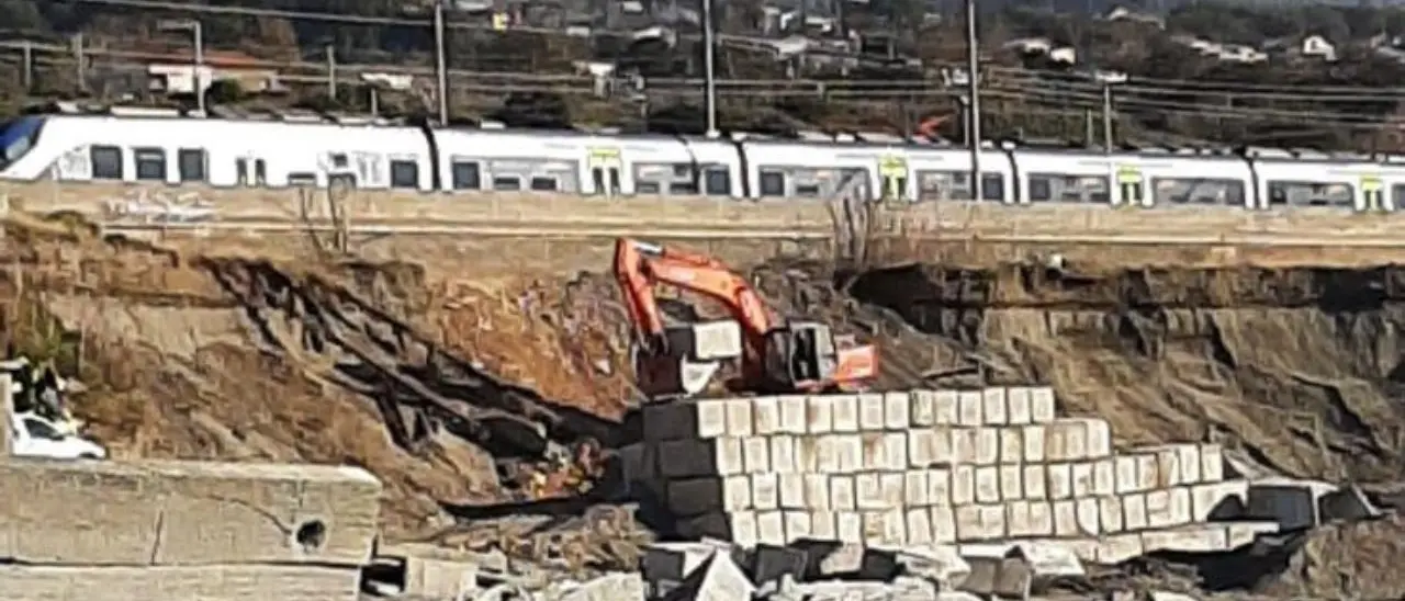Erosione costiera, sul Tirreno cosentino il mare minaccia la ferrovia. E c’è chi vorrebbe far passare da qui l’alta velocità\n