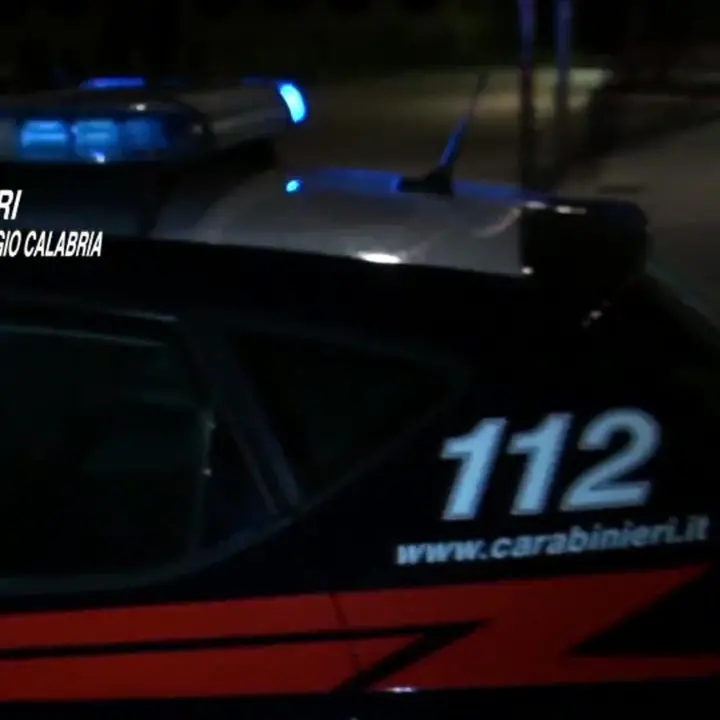 Simula il furto dei pezzi della propria auto per truffare l’assicurazione: denunciato un uomo nel Reggino\n