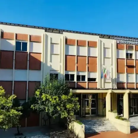 Voti alterati al Liceo Scientifico di Lamezia Terme, tornano davanti al gup l’ex preside e sette docenti\n