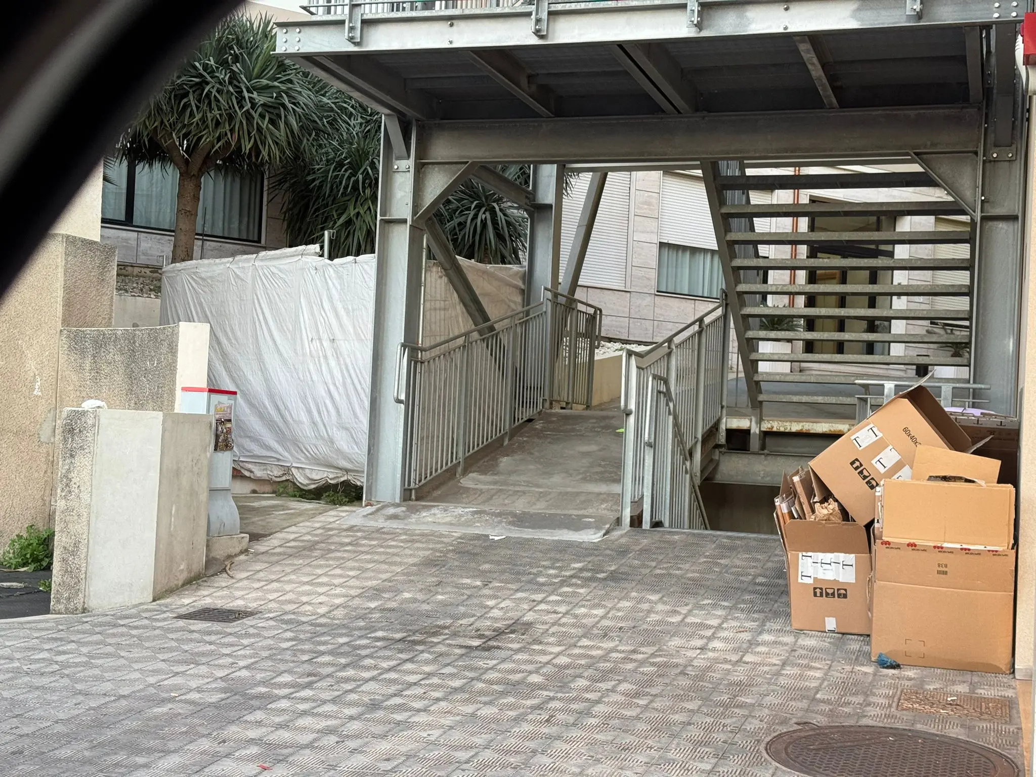 Clochard trovato morto in un sottoscala del centro di Reggio Calabria\n