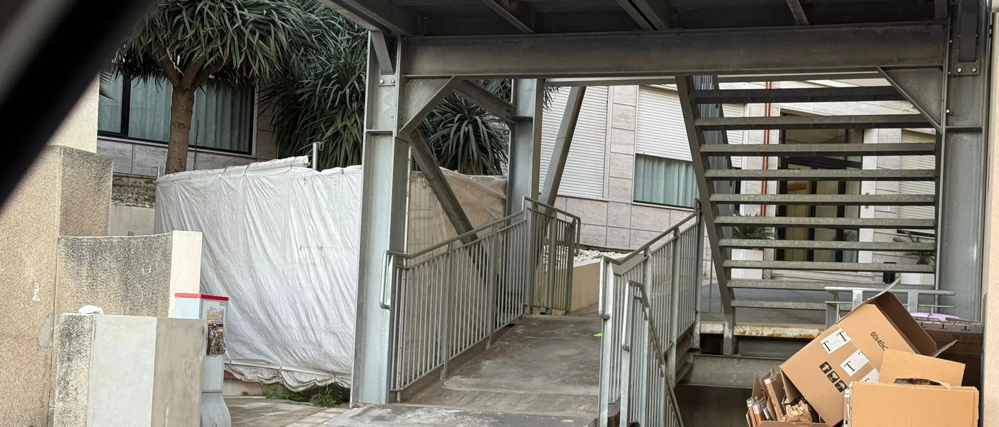 Clochard trovato morto in un sottoscala del centro di Reggio Calabria\n