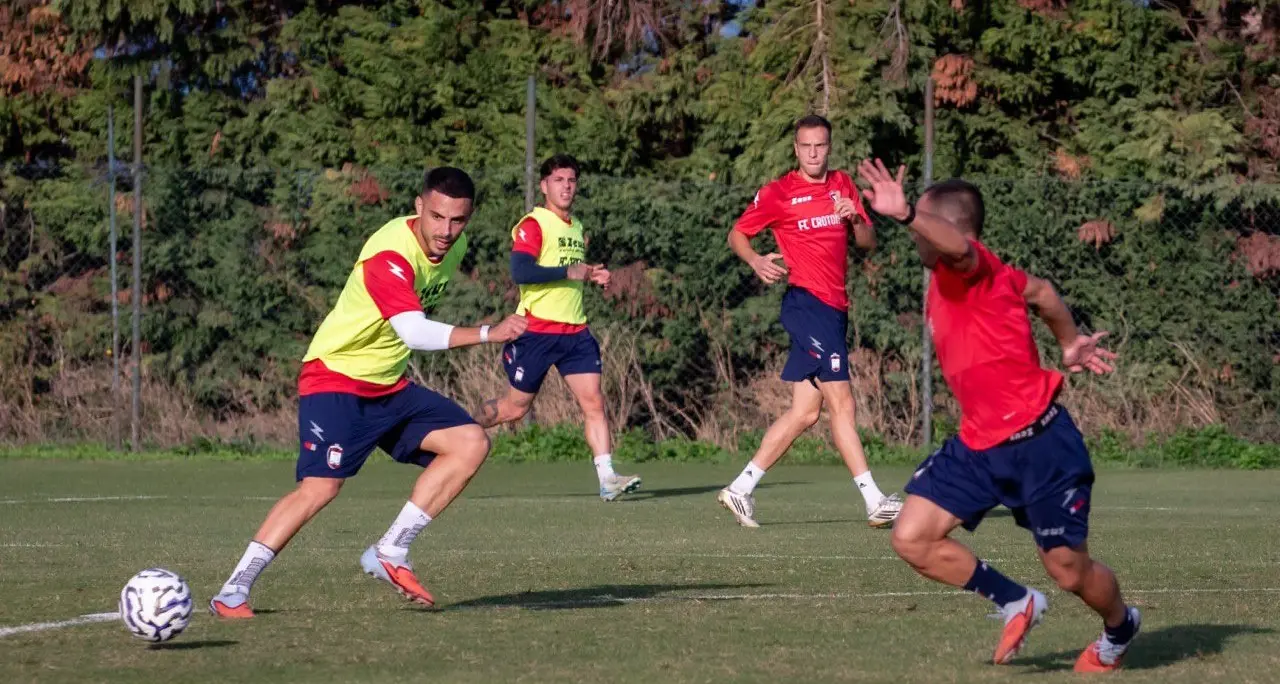 Verso Cosenza-Crotone:\u00A0Longo carica gli Squali, oggi\u00A0doppia seduta per arrivare pronti al derby\n