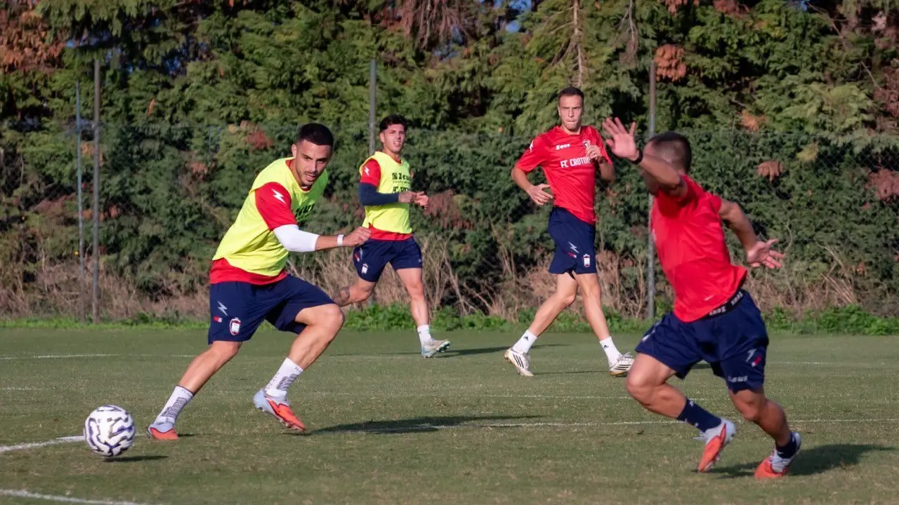 Verso Cosenza-Crotone:\u00A0Longo carica gli Squali, oggi\u00A0doppia seduta per arrivare pronti al derby\n