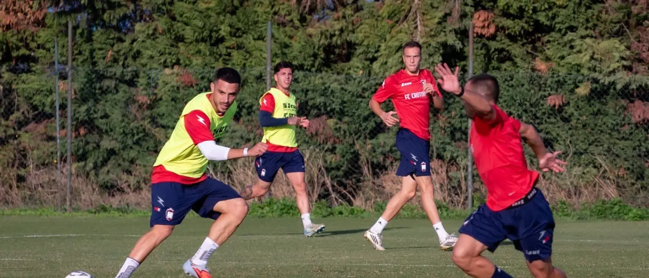 Verso Cosenza-Crotone:\u00A0Longo carica gli Squali, oggi\u00A0doppia seduta per arrivare pronti al derby\n