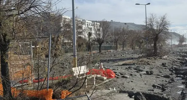 Sul Tirreno il mare si mangia la costa. E l'erosione minaccia anche la ferrovia