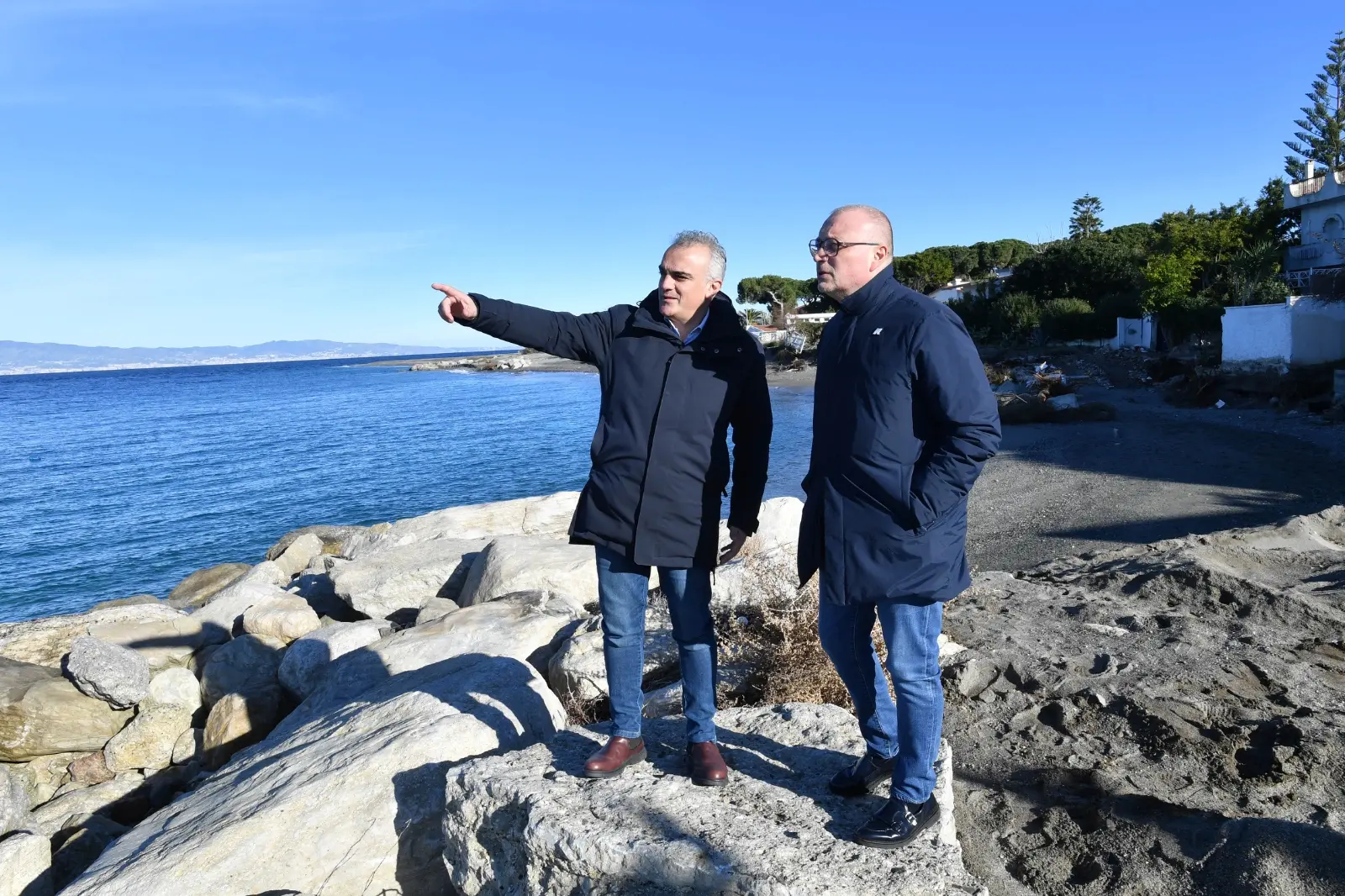 Danni mareggiate a Bocale, sopralluogo di Versace e Marino: «Preservare il tratto di costa per il futuro»\n