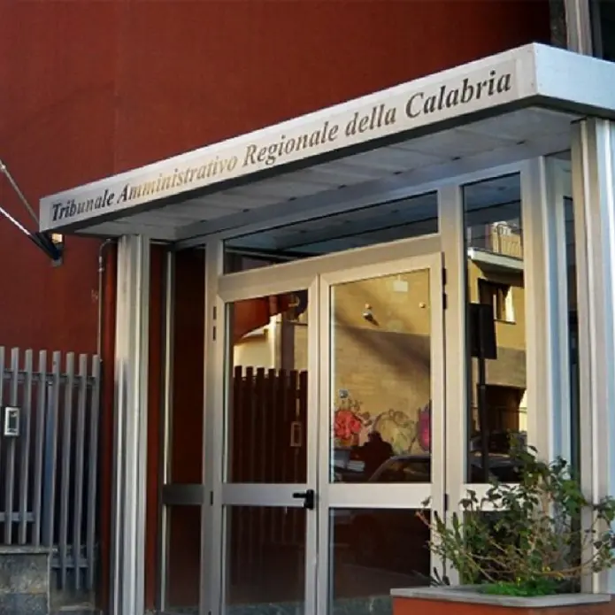 Maxi appalto per le pulizie all’Asp di Cosenza, la società rinuncia alla sospensiva e il Tar fissa il merito: udienza ad aprile\n