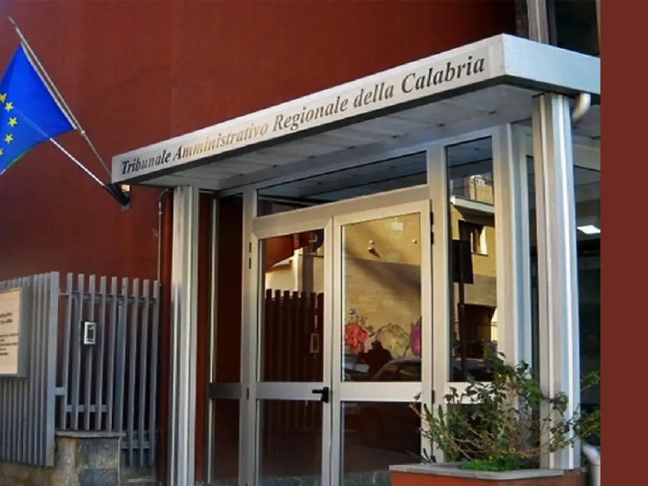 Maxi appalto per le pulizie all’Asp di Cosenza, la società rinuncia alla sospensiva e il Tar fissa il merito: udienza ad aprile