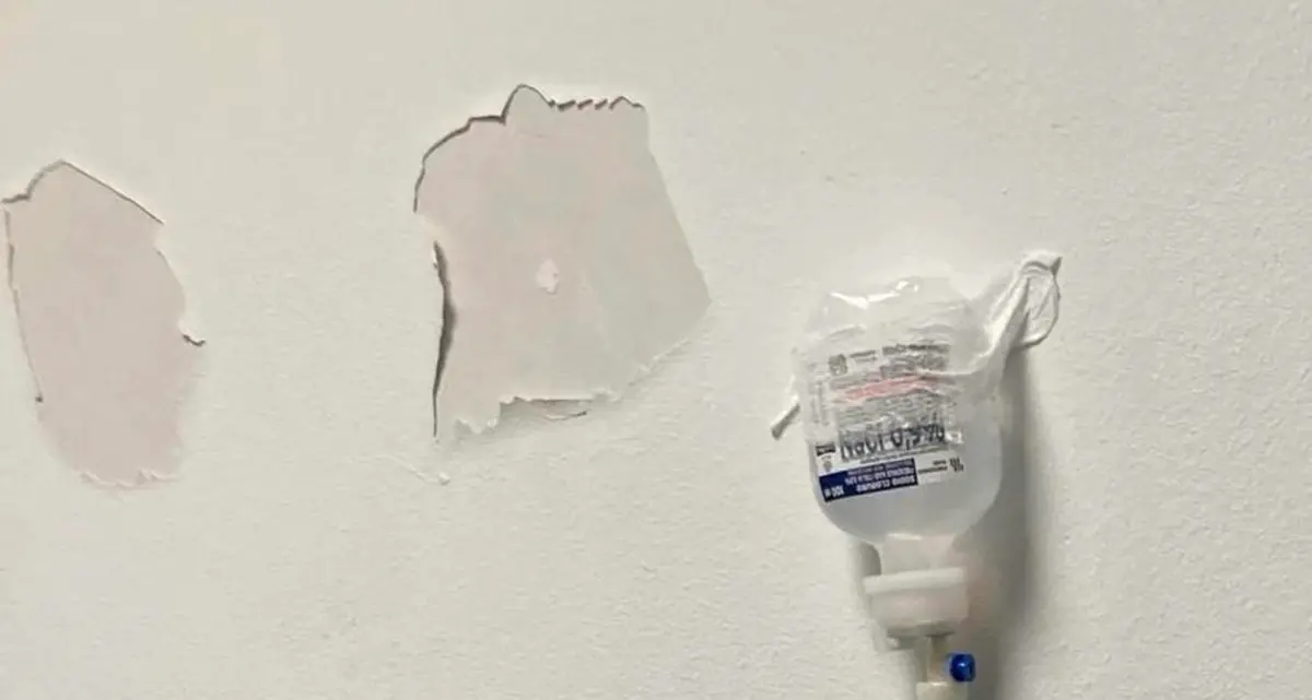 Due giorni in Pronto Soccorso e la flebo attaccata al muro con un cerotto: da Reggio la foto simbolo della sanità in Calabria