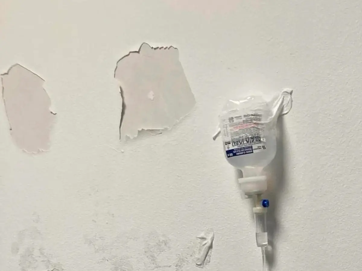 Due giorni in Pronto Soccorso in attesa di ricovero con la flebo attaccata al muro con un cerotto: la testimonianza che premia il personale e boccia le carenze strutturali
