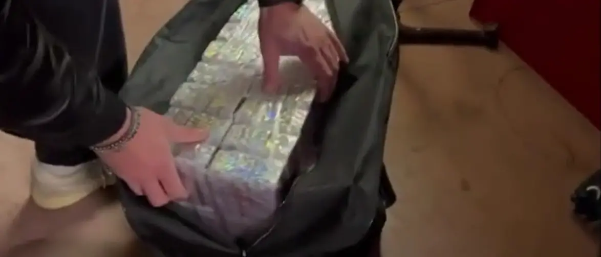 Nel box auto 57 chili di droga con i loghi delle serie tv, arrestato un 50enne calabrese a Roma\n