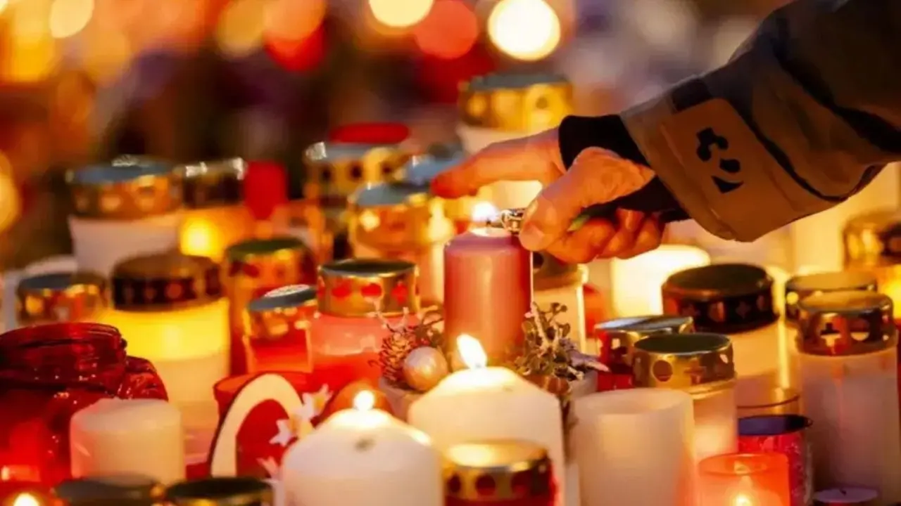 Fiori e candele nel luogo della strage di Capodanno