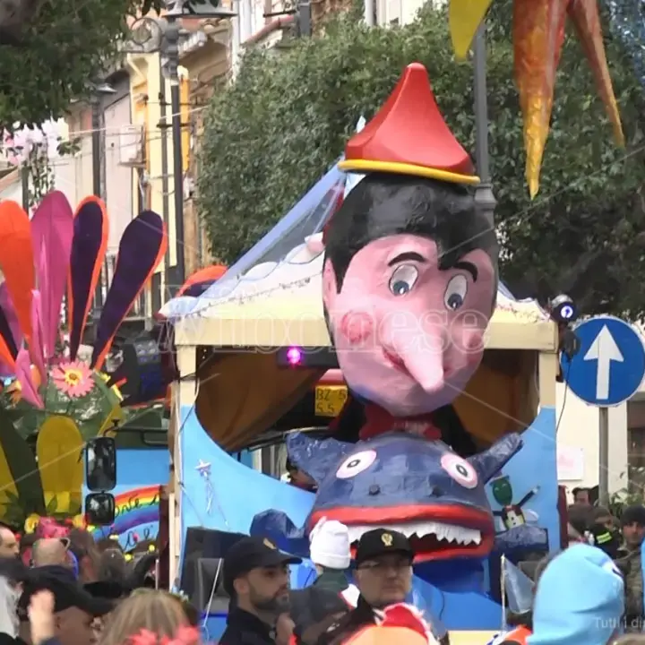 Carnevalmare colora Vibo Marina: quattro giorni di sfilate, musica e maschere per riscoprire la tradizione\n