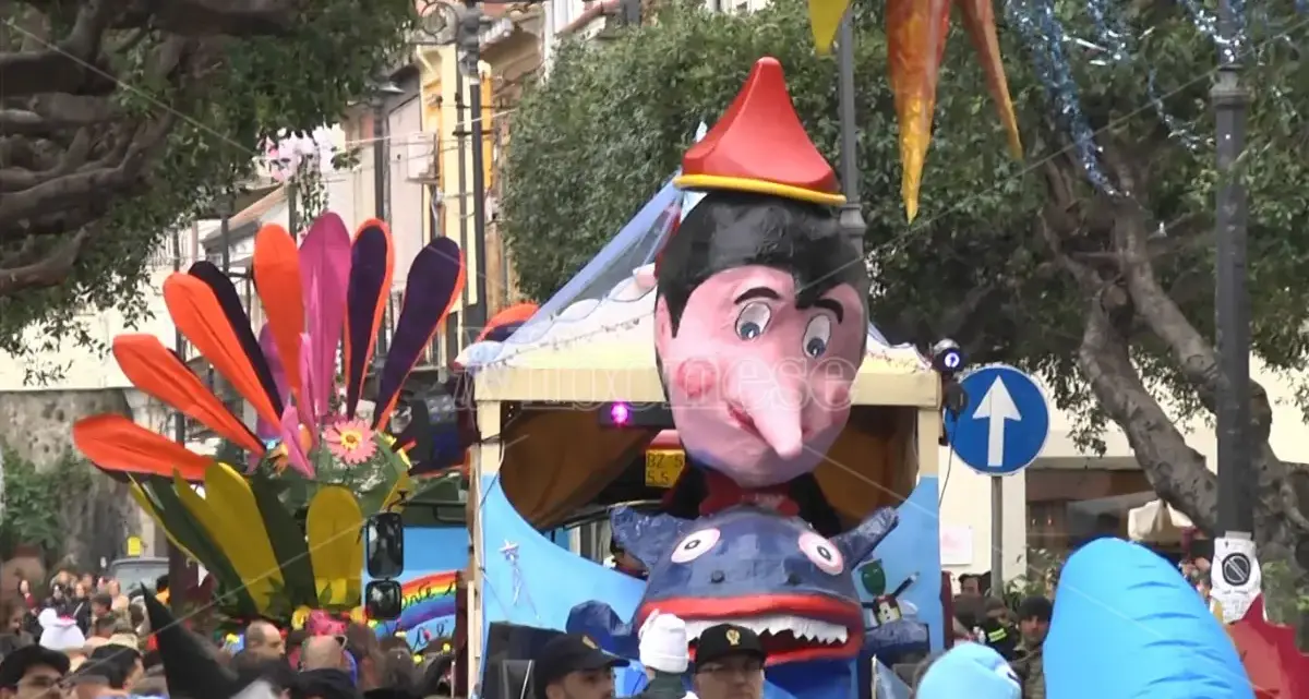 Carnevalmare colora Vibo Marina: quattro giorni di sfilate, musica e maschere per riscoprire la tradizione\n