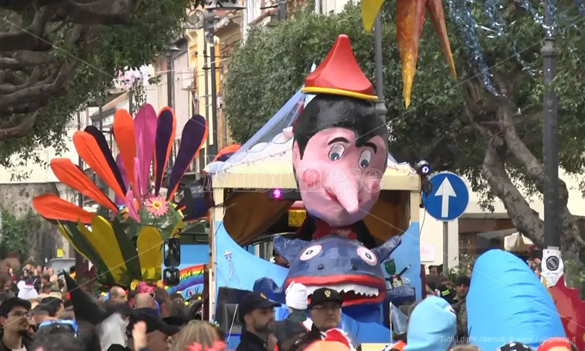 Carnevalmare colora Vibo Marina: quattro giorni di sfilate, musica e maschere per riscoprire la tradizione\n