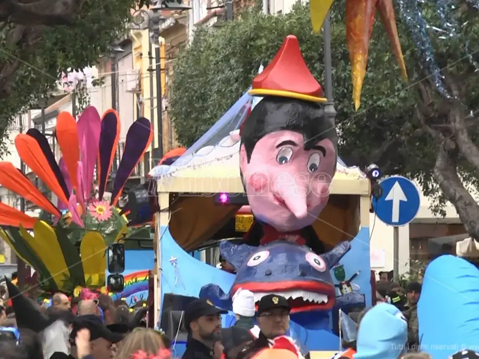 Carnevalmare colora Vibo Marina: quattro giorni di sfilate, musica e maschere per riscoprire la tradizione