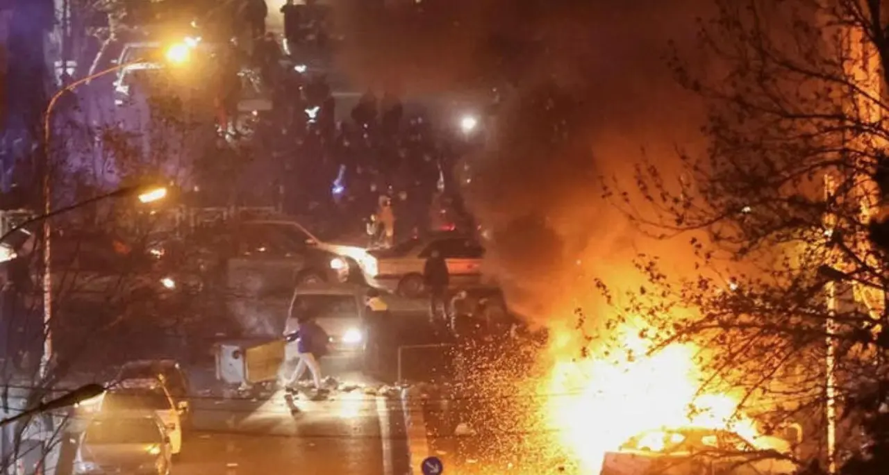 Iran, Reuters: «Possibile intervento degli Stati Uniti nelle prossime 24 ore»\n