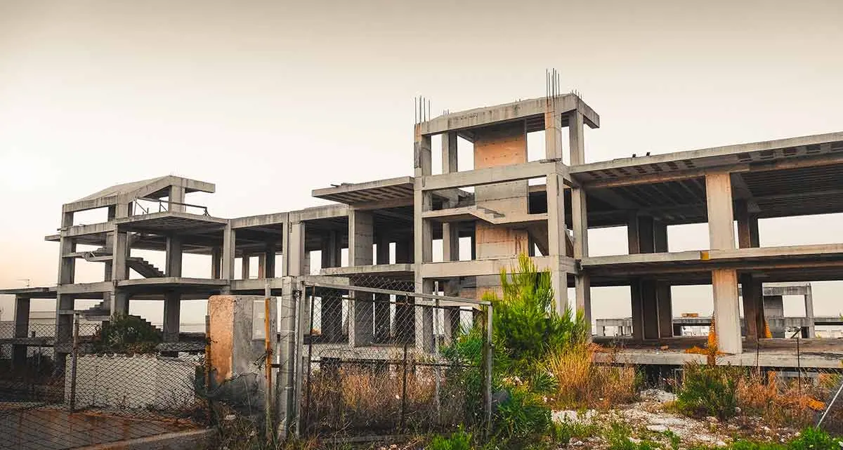 Abusivismo, in Calabria in 10 anni eseguito solo l’11% delle demolizioni.\u00A0Legambiente e Regione chiedono più risorse