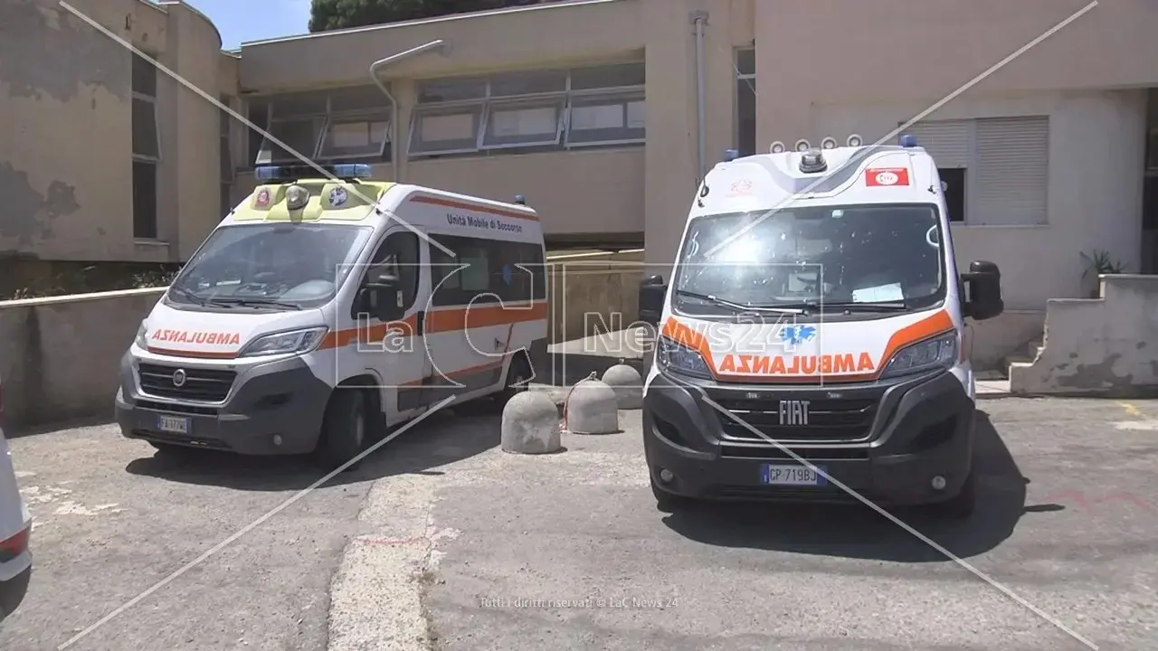 L’ambulanza non c'è: 64enne di Longobucco muore tra le braccia dei parenti mentre lo portano in auto a Rossano
