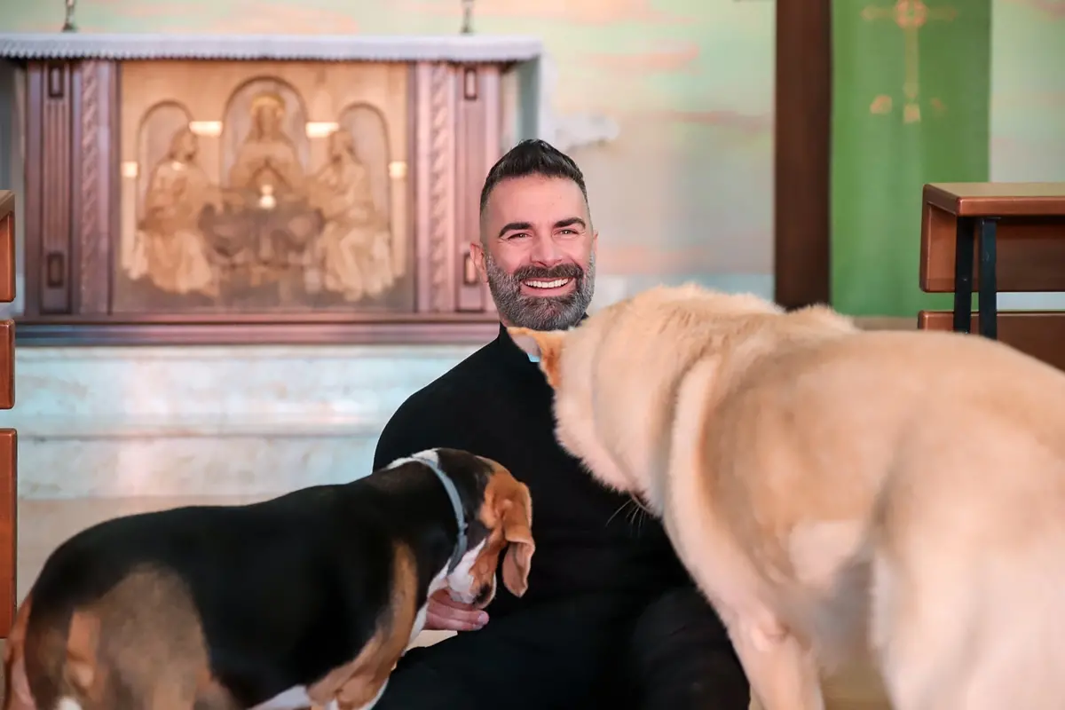 Ad Anoia l’incontro con\u00A0Don Cosimo Schena, il prete amante degli animali\n