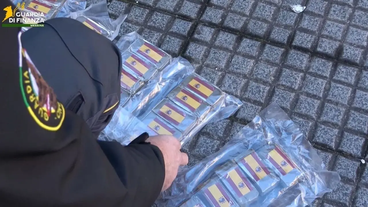 Quattro chili di hashish sequestrati agli imbarcaderi di Messina