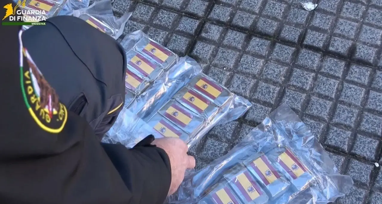 Corriere calabrese fermato con 4 chili di hashish, arrestato agli imbarcaderi di Messina