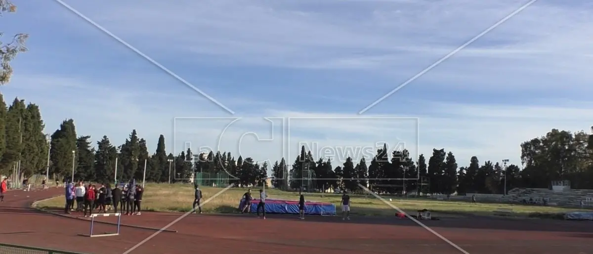 Atletica leggera a Reggio Calabria, società in piazza: impianti inadeguati e attività compromessa\n