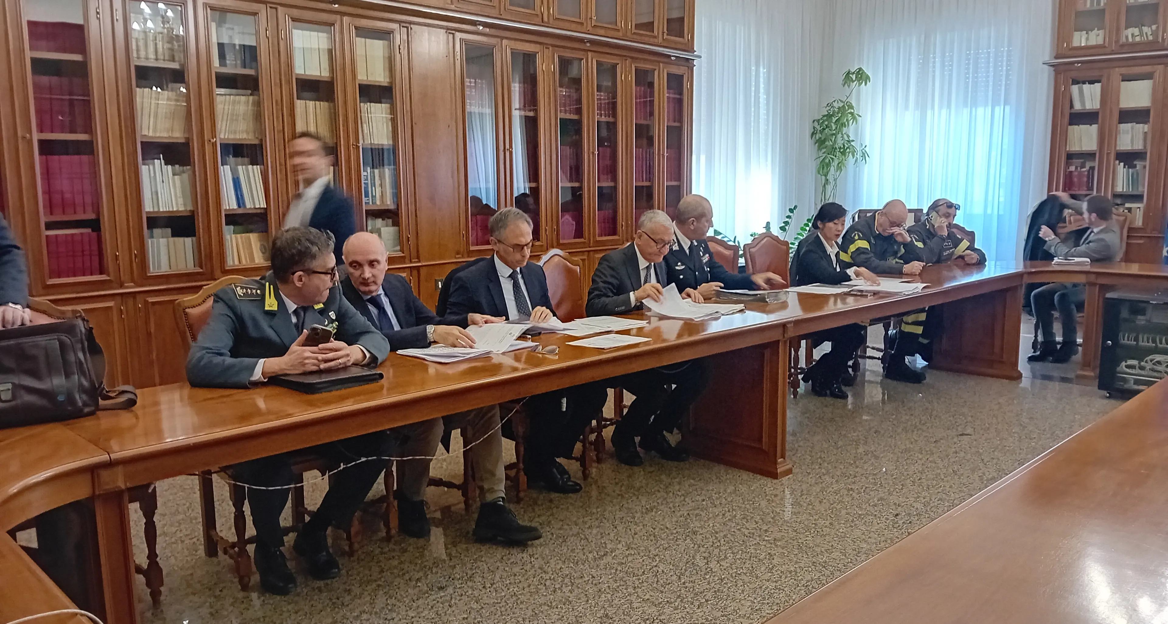 Bancomat nel mirino, vertice in Prefettura a Catanzaro: più telecamere e vigilanza dopo gli assalti con l’esplosivo\n