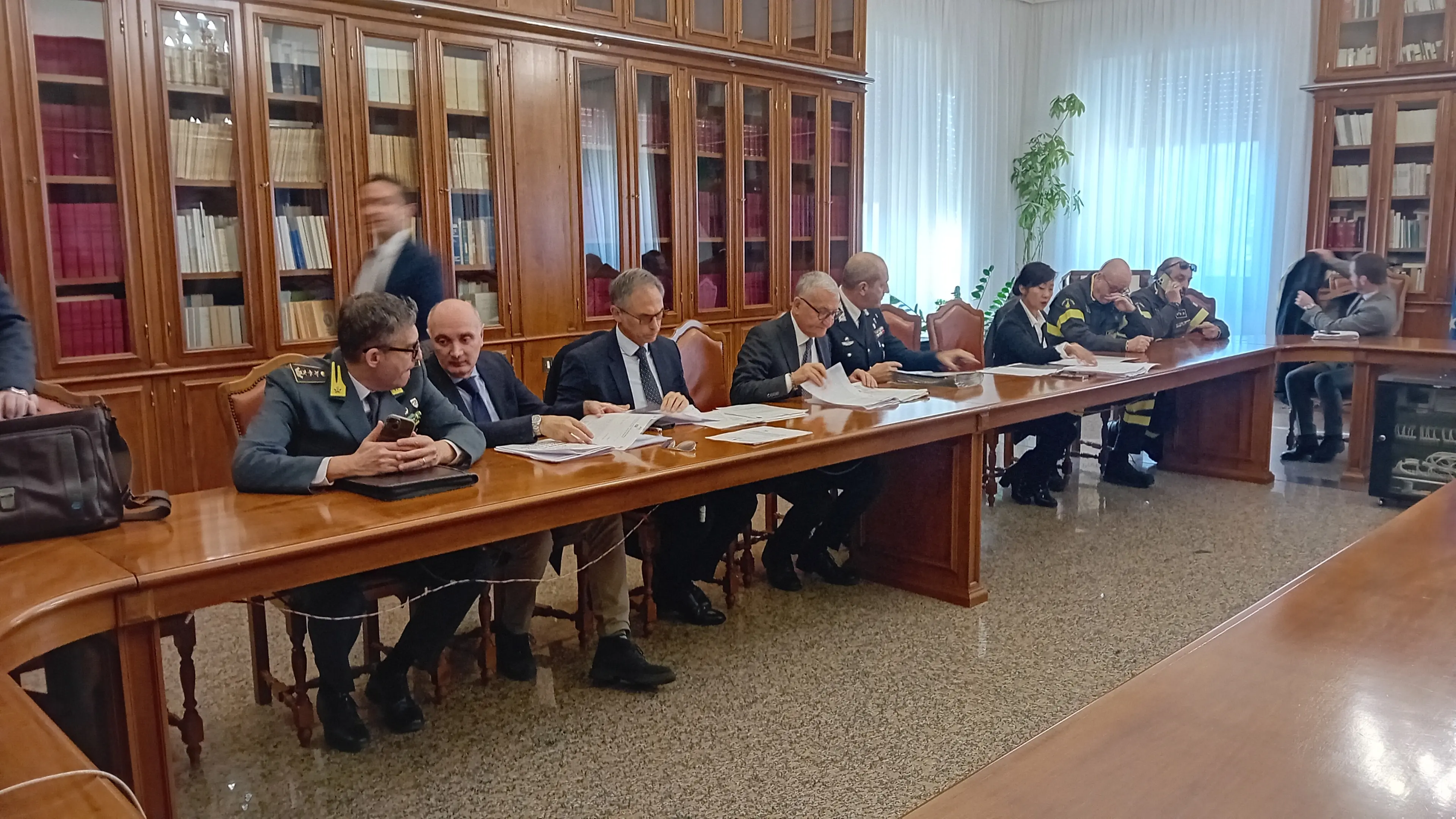 Bancomat nel mirino, vertice in Prefettura a Catanzaro: più telecamere e vigilanza dopo gli assalti con l’esplosivo\n